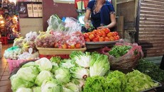 Rau xanh tăng giá mạnh do ảnh hưởng bởi mưa bão. Ảnh: Thi Hà.