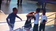Hành khách nam hành hung nhân viên hàng không. Ảnh cắt từ camera sân bay Nội Bài.