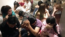 Dân chơi trong khách sạn bị tạm giữ. Ảnh: Đức Huy.