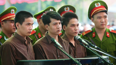 Hải Dương (bị cáo ở giữa) có thể không được hiến xác vì tình trạng cơ thể sau khi bị tiêm thuốc độc. Ảnh: Hải An