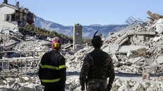 Nhiều ngôi nhà đổ sập sau động đất tại Italy hôm 30/10. Ảnh: AP