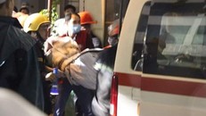 Thi thể các nạn nhân vụ cháy quán karaoke trên phố Trần Thái Tông được đưa ra ngoài. Ảnh: Zing