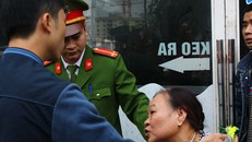 Bà Hà định xông vào hiện trường nhưng các lực lượng chức năng kịp ngăn lại. Ảnh: P.H.