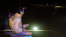 Anh Hùng mắt không rời khỏi mặt nước lấp loáng chờ cá lệch nổi lên. Ảnh: Nguyễn Đông.