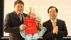 Ông Vũ Đình Duy người cầm hoa / Ảnh Internet