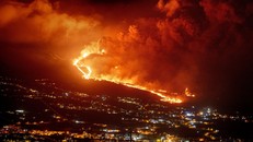 Quang cảnh núi Cumbre Vieja phun trào.