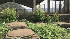 Khu trưng bày đá chân cột tại Hoàng thành Yên Bái. Ảnh: TTXVN.