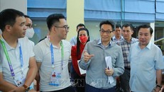 Phó Thủ tướng Chính phủ Vũ Đức Đam trao đổi về công tác tổ chức Lễ khai mạc SEA Games 31. Ảnh: TTXVN