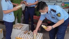 Đội QLTT số 5 phát hiện 331 chai trà sữa không rõ nguồn gốc. Ảnh: Đội QLTT Số 5