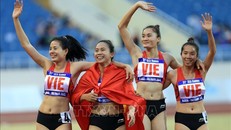 Các VĐV đội 4x400m tiếp sức nữ của Việt Nam ăn mừng chiến thắng. Ảnh: TTXVN