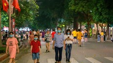 Hà Nội: Xử phạt nhiều trường hợp vi phạm trên phố đi bộ Hồ Hoàn Kiếm