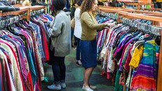 Một cửa hàng bán quần áo cũ tại châu Âu. Ảnh: Greenbiz