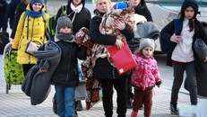 Người di cư từ Ukraine sau khi vào được EU. Ảnh: AP