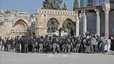 Đụng độ giữa lực lượng an ninh Israel và người Palestine tại Đền thờ Al Aqsa (còn được gọi là Núi Đền) ở Đông Jerusalem ngày 15/4/2022. Ảnh: TTXVN