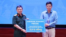 Đại tá Tào Đức Thắng, Chủ tịch kiêm Tổng Giám đốc Tập đoàn Công nghiệp - Viễn thông Quân đội (Viettel) trao kinh phí hỗ trợ tới ông Nguyễn Ngọc Hiển - Ủy viên Đoàn Chủ tịch Tổng Liên đoàn, Tổng Biên tập Báo Lao Động, Giám đốc Quỹ Tấm lòng Vàng Lao động với số tiền là 2,5 tỷ đồng.