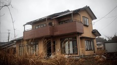 Một ngôi nhà bị bỏ hoang sau khi người dân được lệnh sơ tán khỏi thị trấn Futaba, tỉnh Fukushima, Nhật Bản. Ảnh tư liệu: AFP/TTXVN