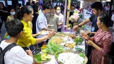 Nhiều món ăn đặc trưng của xứ Huế được giới thiệu đến với du khách.