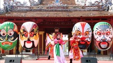 Biểu diễn trích đoạn Tuồng "Ác thiện ẩn hình" ở Nghinh Lương Đình, thành phố Huế. Ảnh: TTXVN
