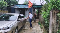 Thành viên đội phản ứng nhanh của huyện Quế Phong, tỉnh Nghệ An đón học sinh muộn giờ đến điểm thi. Ảnh: TTXVN