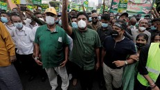 Sajith Premadasa, lãnh đạo đảng đối lập Samagi Jana Balawegaya (giơ tay) tham gia một cuộc biểu tình phản đối khủng hoảng kinh tế tại Colombo. Ảnh: Reuters