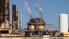 Một cơ sở lọc dầu ở al-Buraqah, Libya. Ảnh: AFP