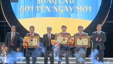 Tổ chức kỷ lục Guiness Việt Nam trao bằng xác lập kỷ lục 100 món ăn từ tôm hùm cho Đảng bộ và chính quyền thị xã Sông Cầu. 