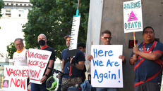 Người dân biểu tình bên ngoài tòa nhà trụ sở liên bang San Francisco để yêu cầu bổ sung nguồn cung vaccine phòng đậu mùa khỉ. Ảnh: CFP