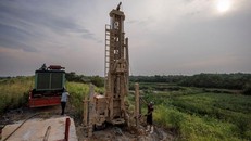 Máy khoan giếng ở Trung Quốc. Ảnh: Reuters.