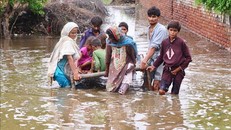 Người dân sơ tán khỏi vùng ngập lụt tại huyện Tando Allahyar, tỉnh Sindh, Pakistan, ngày 25/8/2022. Ảnh: TTXVN