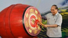 Chủ tịch nước Nguyễn Xuân Phúc đánh trống khai giảng năm học 2021-2022.