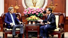 Bí thư Thành ủy Thành phố Hồ Chí Minh Nguyễn Văn Nên tiếp ông John Kerry, Đặc phái viên của Tổng thống Hoa Kỳ về biến đổi khí hậu. Ảnh: TTXVN