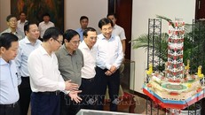 Thủ tướng Phạm Minh Chính tham quan mô hình khai thác dầu khí. Ảnh: TTXVN
