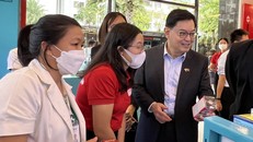 Phó Thủ tướng Singapore Heng Swee Keat thăm cửa hàng WIN tại chung cư New City. Ảnh: PV