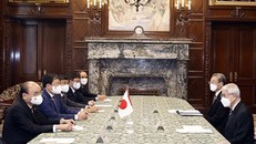 Chủ tịch nước Nguyễn Xuân Phúc hội kiến Chủ tịch Thượng viện Nhật Bản Otsuji Hidehisa. Ảnh: TTXVN