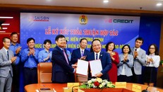 Ông Phan Văn Anh - Phó chủ tịch Tổng liên đoàn lao động Việt Nam (trái) và ông Nguyễn Đình Đức- Phó Tổng Giám đốc HD SAISON thực hiện nghi thức ký kết.