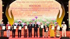 Lãnh đạo thành phố Hà Nội trao tặng danh hiệu “Công dân Thủ đô ưu tú” cho 10 cá nhân tiêu biểu, xuất sắc của thành phố. Ảnh: Nhandan.vn.