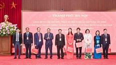 Phó Thành ủy Hà Nội Nguyễn Văn Phong tặng quà lưu niệm các đại biểu tiêu biểu của ngành Xuất bản, In và Phát hành sách Việt Nam.