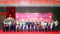 Phó Bí thư Thành ủy Hà Nội Nguyễn Văn Phong và Trưởng ban Tổ chức Thành ủy Hà Nội Vũ Đức Bảo trao hoa và biểu trưng cho các chủ doanh nghiệp có thành tích xuất sắc trong thực hiện Nghị quyết số 09-NQ/TU.