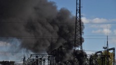 Khói bốc lên phía trên đường dây điện ở Lviv, miền tây Ukraine, sau vụ tấn công gần đây.