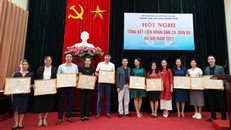 Trao giải cho các đơn vị có thành tích xuất sắc trong liên hoan. Ảnh: Hanoimoi.