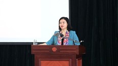 Phó Bí thư Thường trực Thành ủy Hà Nội Nguyễn Thị Tuyến giảng bài tại lớp bồi dưỡng.