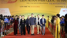 Các nghệ sĩ, người hoạt động điện ảnh trên thảm đỏ Liên hoan Phim quốc tế Hà Nội lần thứ VI.