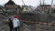 Hình ảnh của sự cố tên lửa rơi xuống vùng nông thôn của Ba Lan.