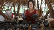 Những sản phẩm gốm sứ đen tại Quinchamal, Chile, ngày 26/11/2022. Ảnh: AFP