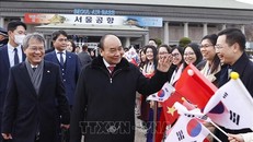 Chủ tịch nước Nguyễn Xuân Phúc với bà con Việt kiều tại lễ đón. Ảnh: Thống Nhất/TTXVN