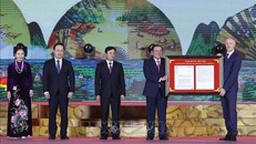 Trưởng đại diện UNESCO tại Việt Nam Christian Manhart trao Nghị quyết vinh danh Danh nhân Hồ Xuân Hương của UNESCO cho Việt Nam. Ảnh: TTXVN