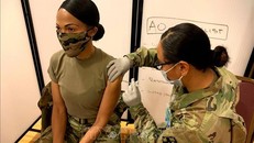 Binh sĩ quân đội Mỹ được tiêm vaccine ngừa COVID-19. Ảnh: Army.mil/TTXVN