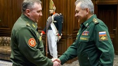 Bộ trưởng Quốc phòng Belarus Viktor Khrenin và Bộ trưởng Quốc phòng Nga Sergey Shoigu. Ảnh: Tass