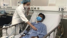 Bác sĩ thăm khám cho bệnh nhân sau phẫu thuật. Ảnh: TTXVN phát