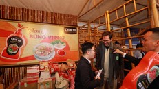 Thực khách trong ngoài nước háo hức thưởng thức phở cùng tương ớt Chin-su